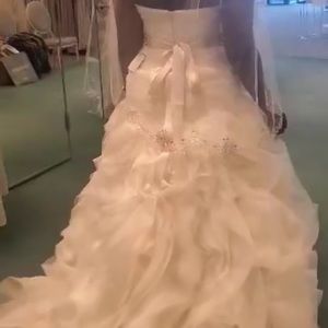 Vera Wang Size 10 Wedding Dress